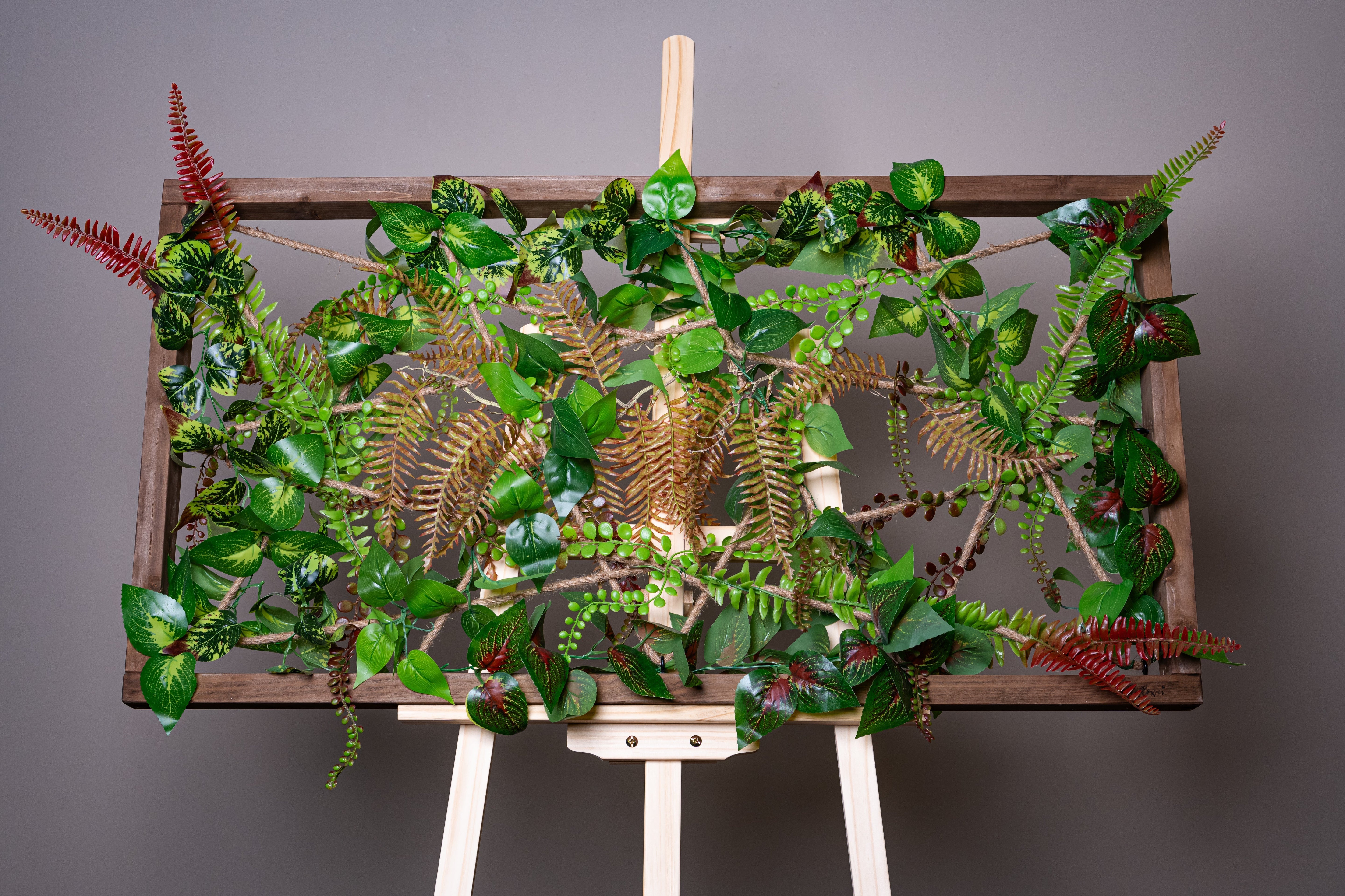 Plantframe/Pflanzenwand/Mooswand "PANAY" aus Realtouch Kunstpflanzen in Fichtenholzrahmen