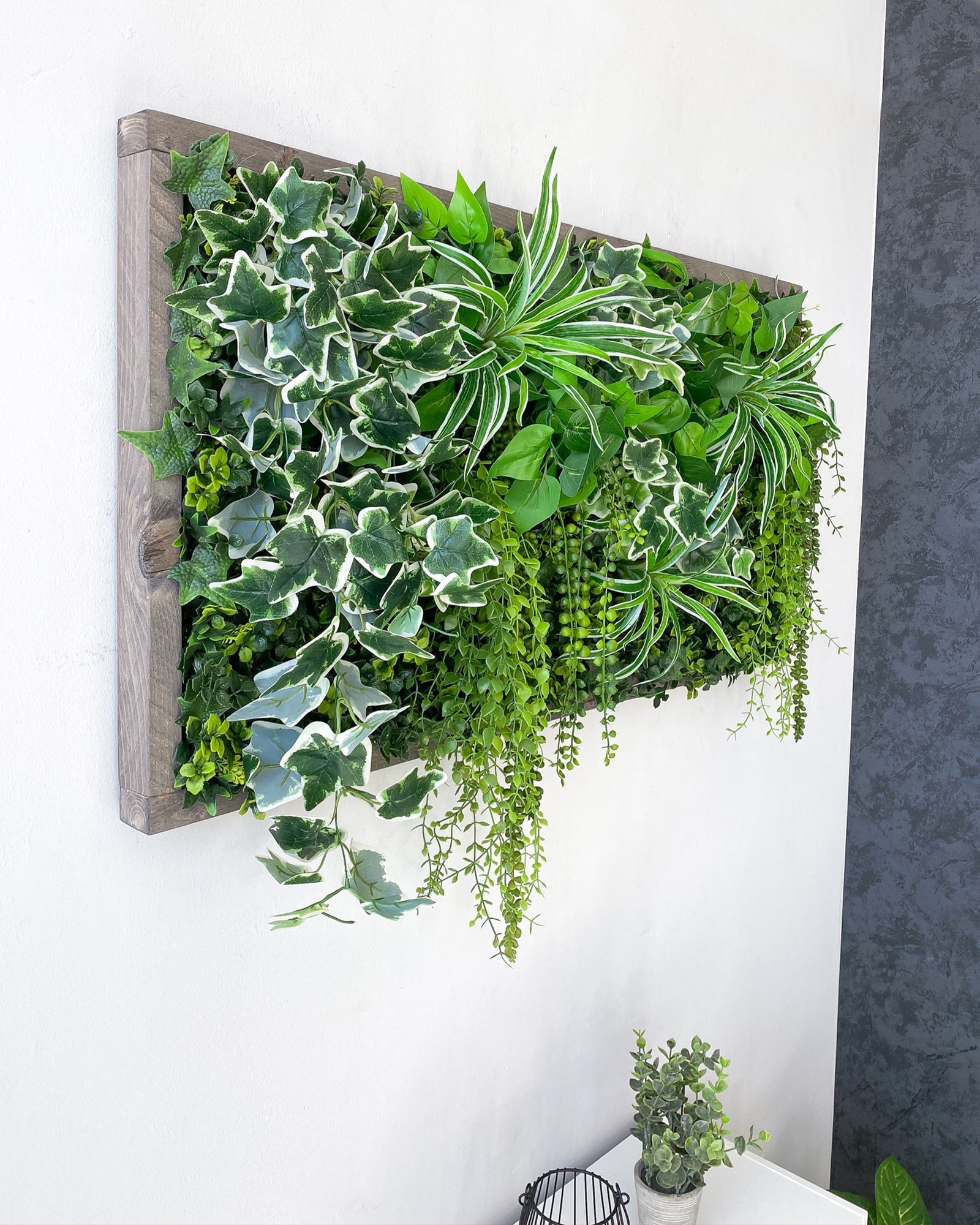 Plantframe/Pflanzenwand/Mooswand "BOGOTÁ" aus Realtouch Kunstpflanzen in Fichtenholzrahmen