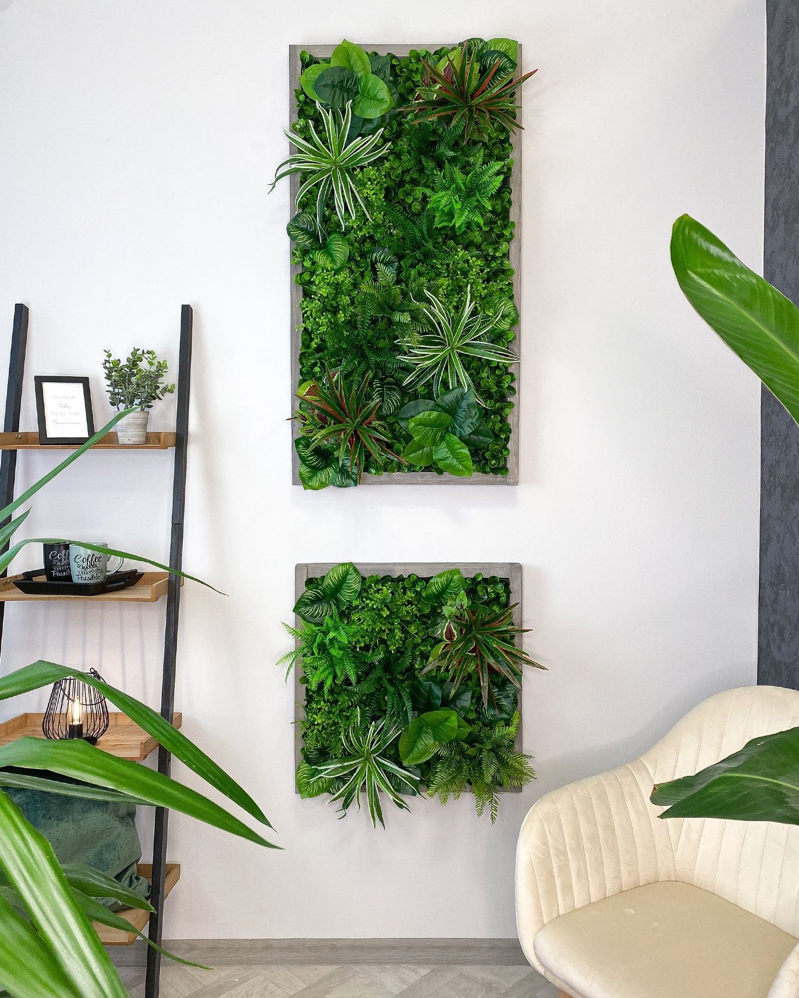 Plantframe/Pflanzenwand/Mooswand "YUCATAN" aus Realtouch Kunstpflanzen in Fichtenholzrahmen