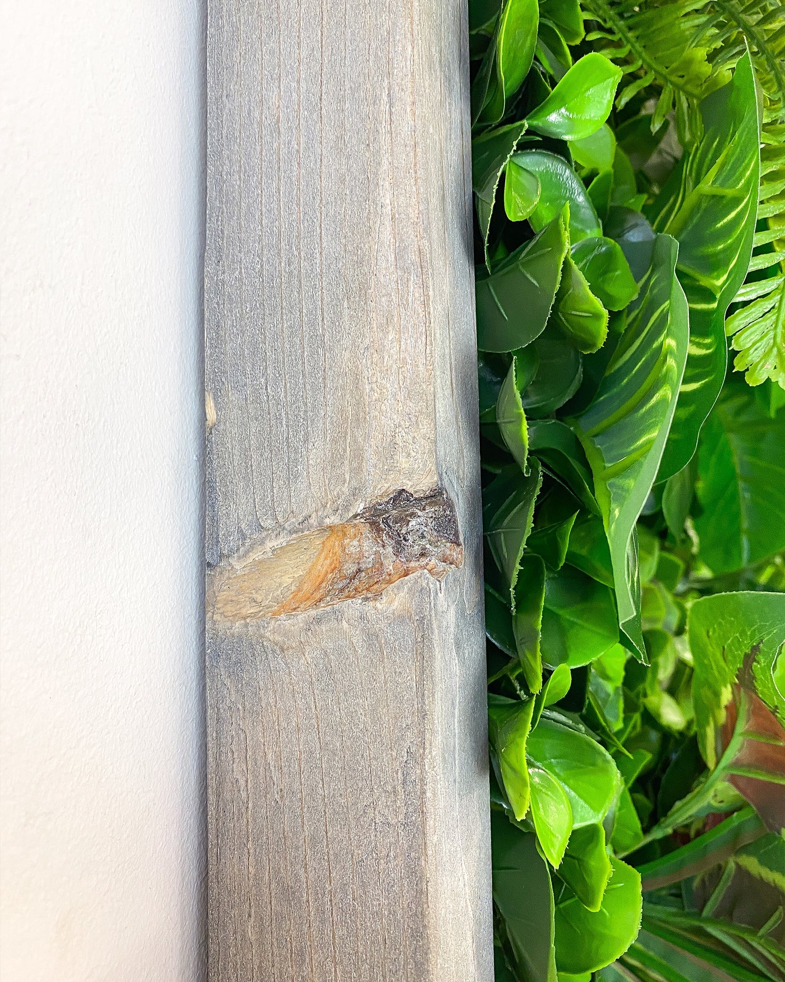 Plantframe/Pflanzenwand/Mooswand "BOGOTÁ" aus Realtouch Kunstpflanzen in Fichtenholzrahmen