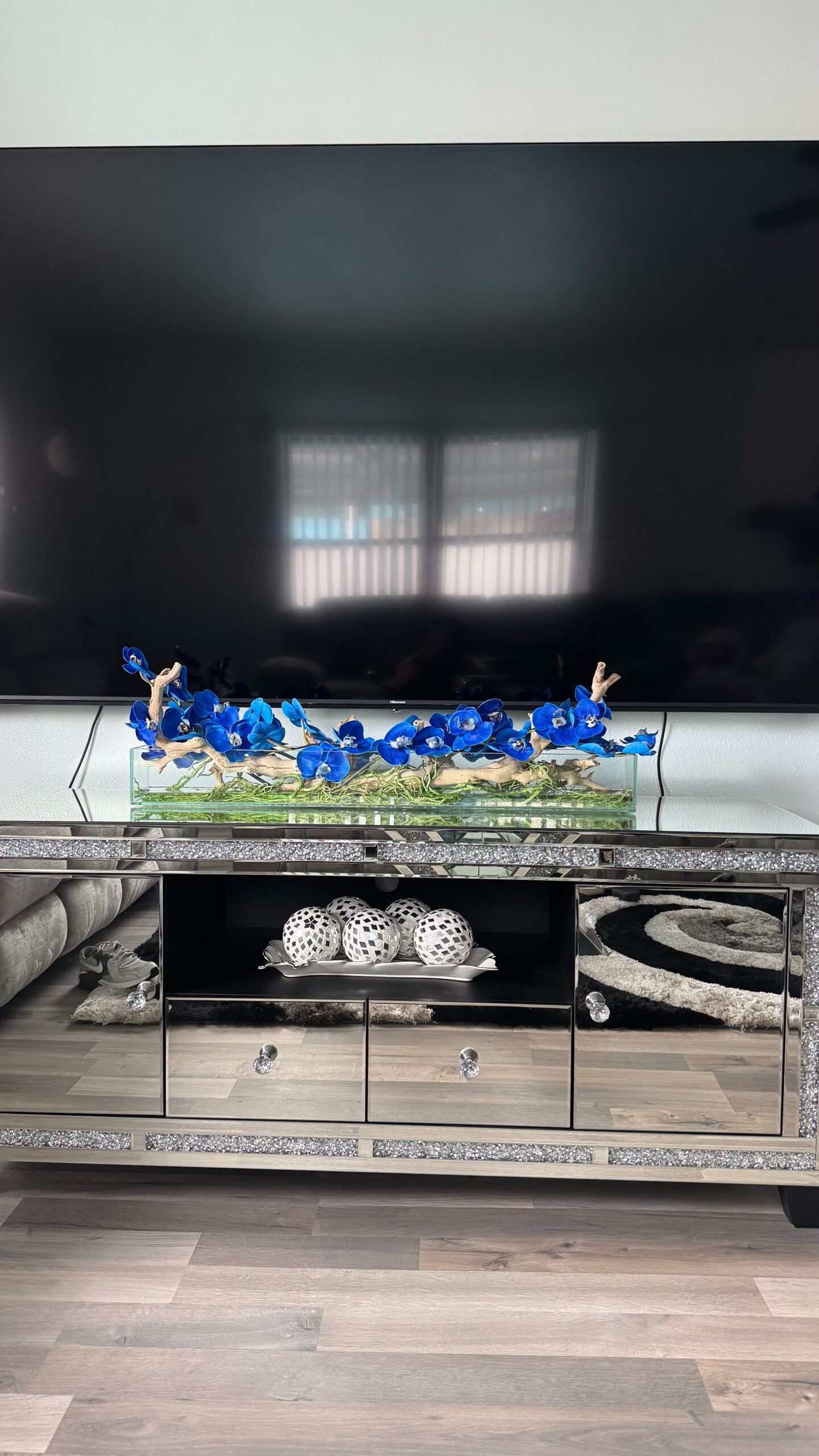 Blaues Orchideen-Aquarium mit Naturholz im Glassockel – 91 cm