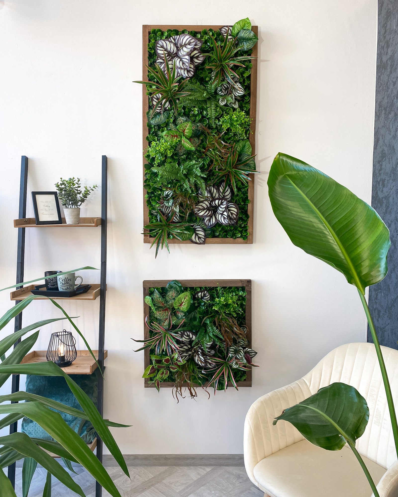 Plantframe/Pflanzenwand/Mooswand "SORNA" aus Realtouch Kunstpflanzen in Fichtenholzrahmen