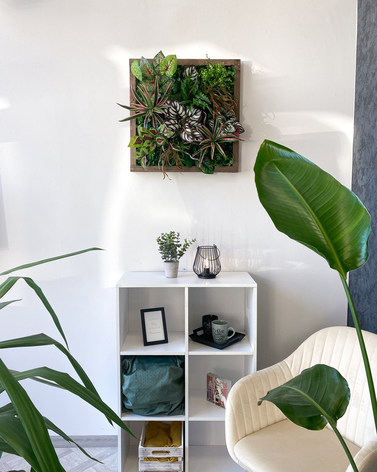Plantframe/Pflanzenwand/Mooswand "SORNA" aus Realtouch Kunstpflanzen in Fichtenholzrahmen