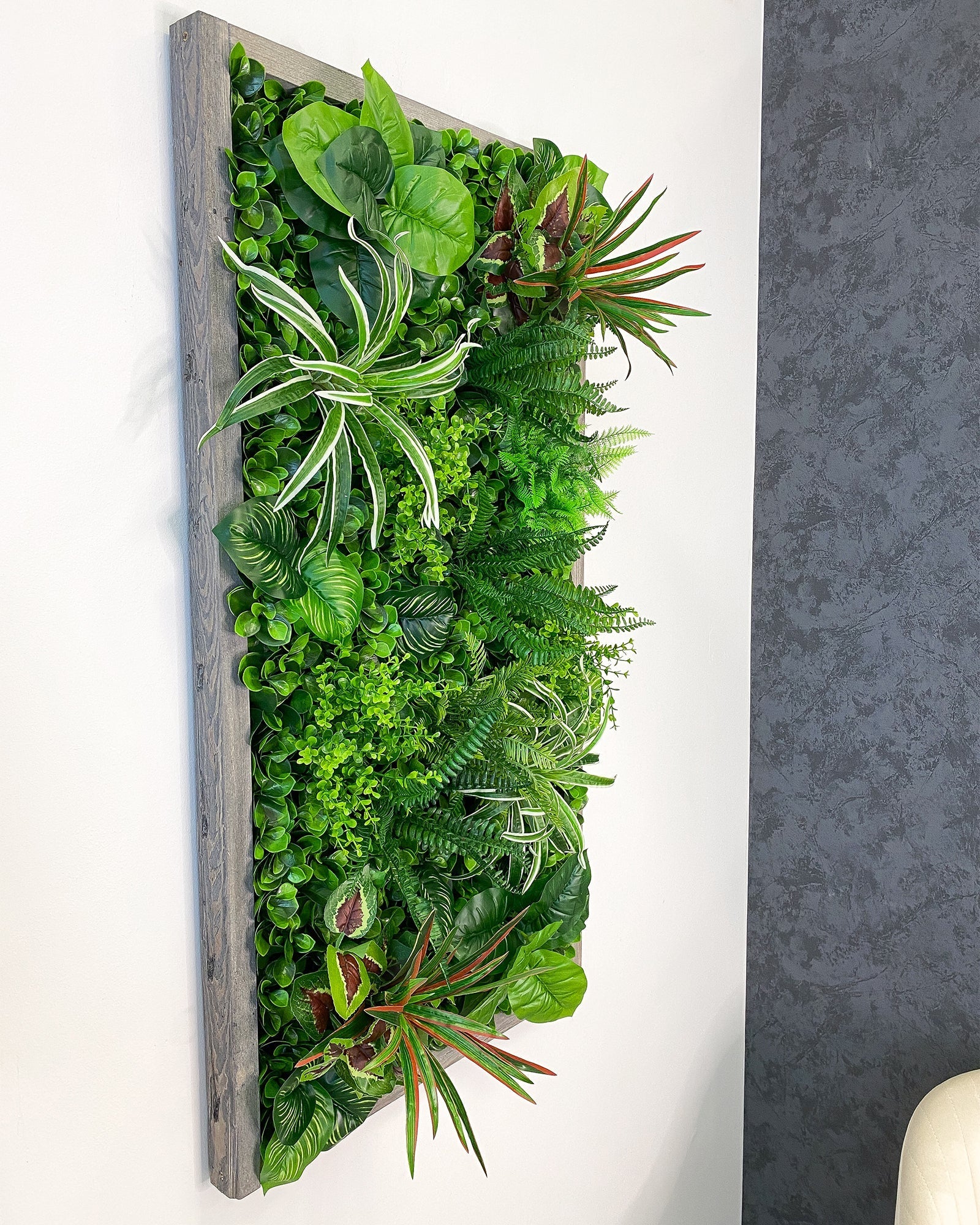 Plantframe/Pflanzenwand/Mooswand "YUCATAN" aus Realtouch Kunstpflanzen in Fichtenholzrahmen