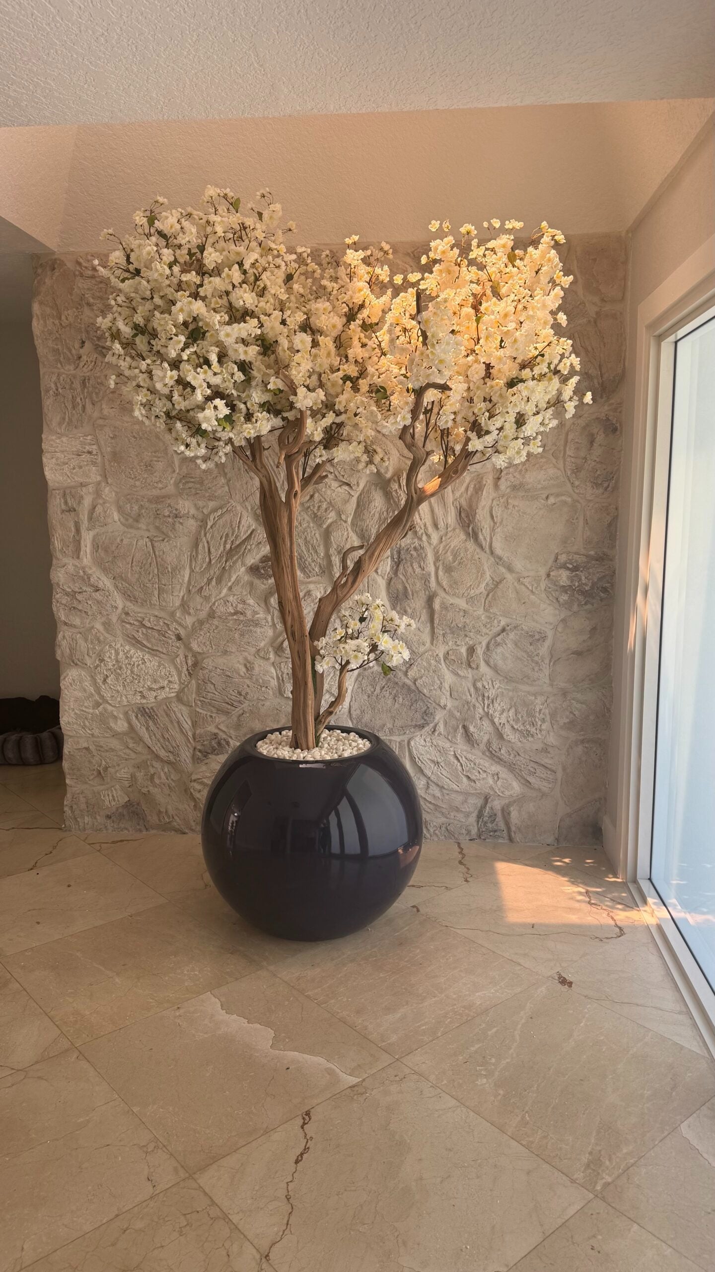 Weißer Kirschblütenbaum in einer dunkelblauen Vase