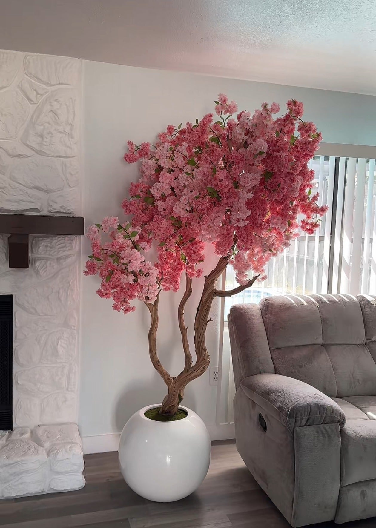 Rosa Kirschblütenbaum in einer weißen runden Vase