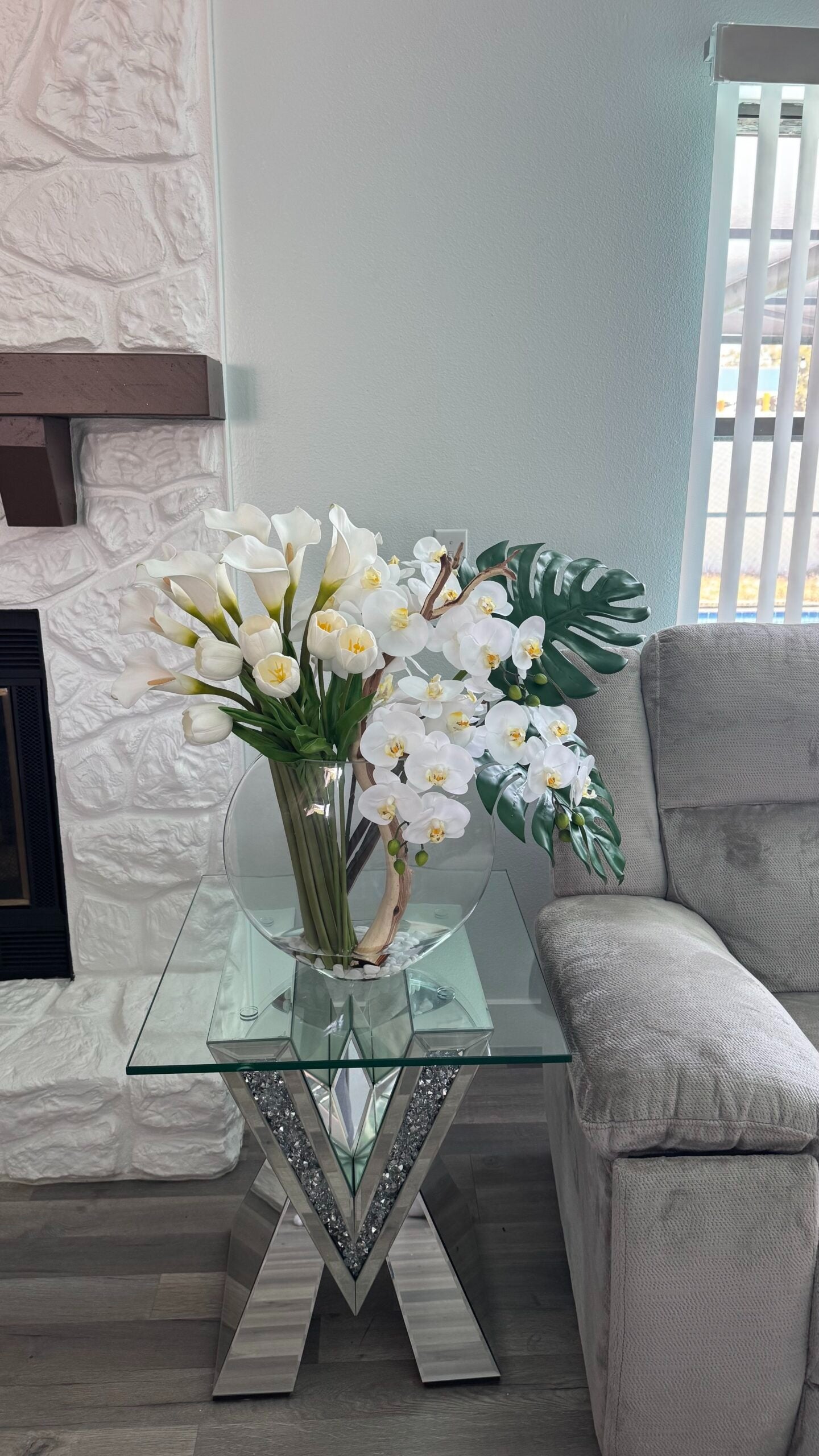 Mondförmige Vase mit gemischten Blumen