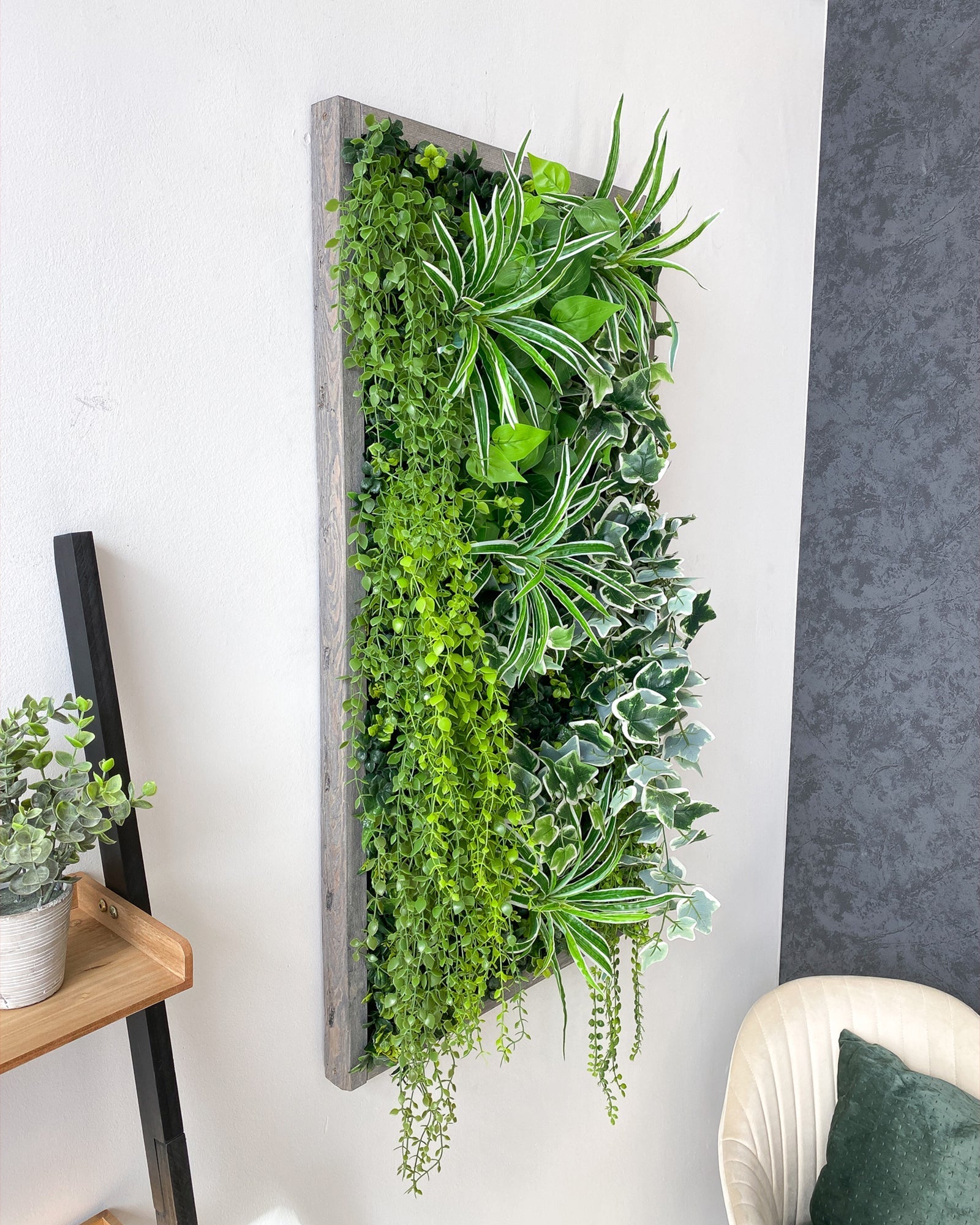 Plantframe/Pflanzenwand/Mooswand "BOGOTÁ" aus Realtouch Kunstpflanzen in Fichtenholzrahmen