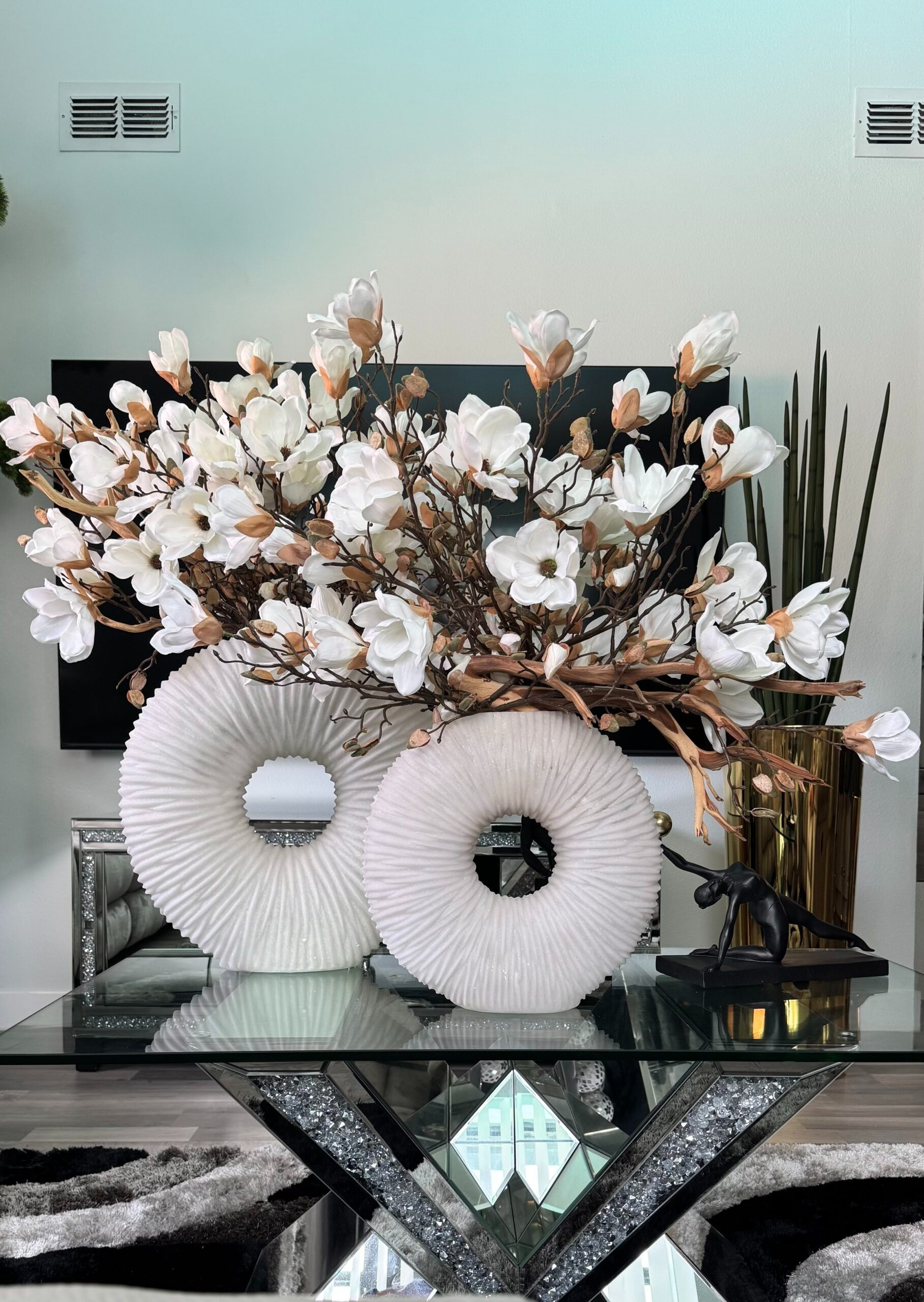 2-teiliges Set aus beigefarbenen Vasen mit Magnolien und Holz