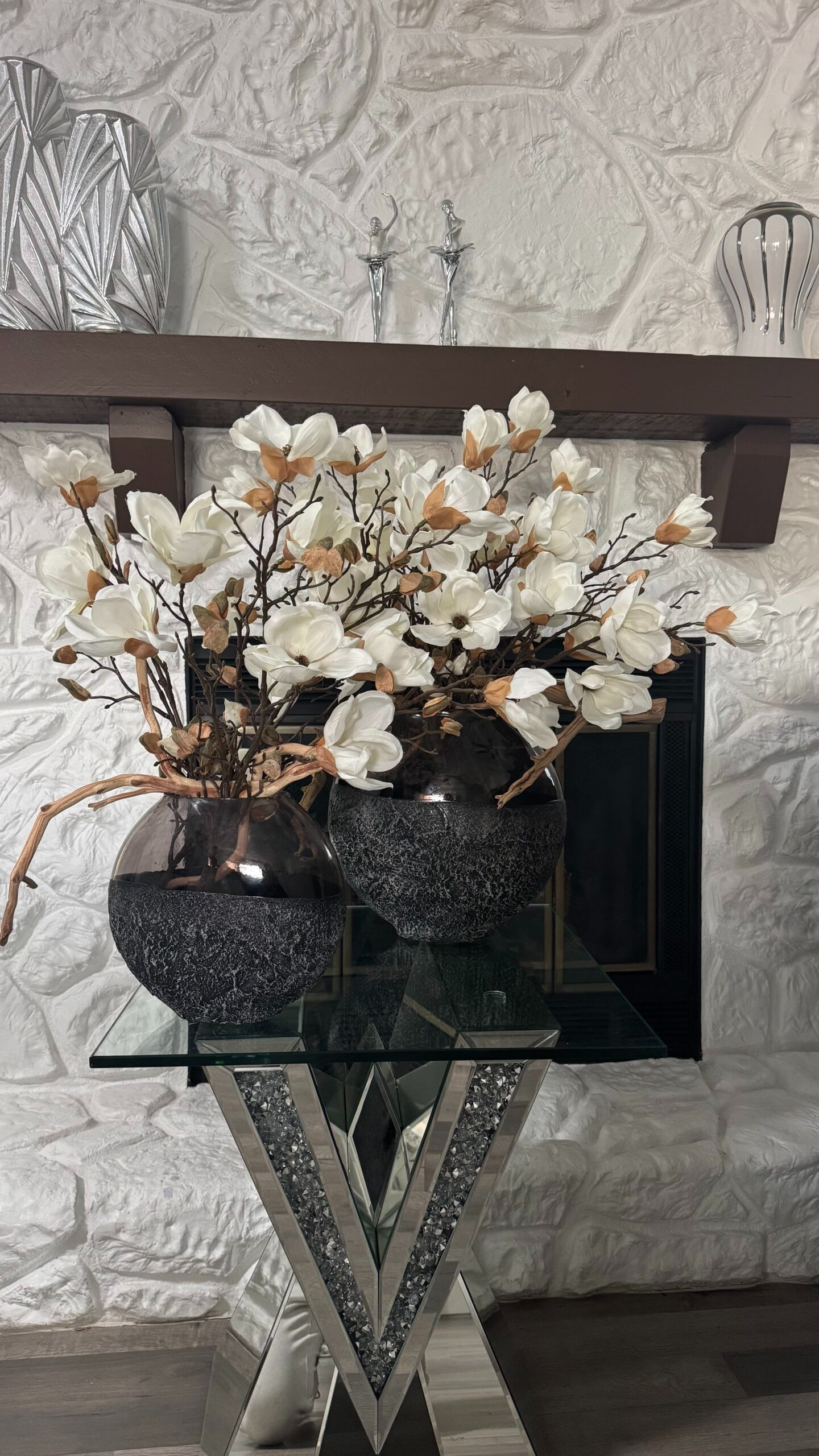 Weißes Magnolien-Arrangement-Set in einer schwarzen ovalen Vase – 2-teilig