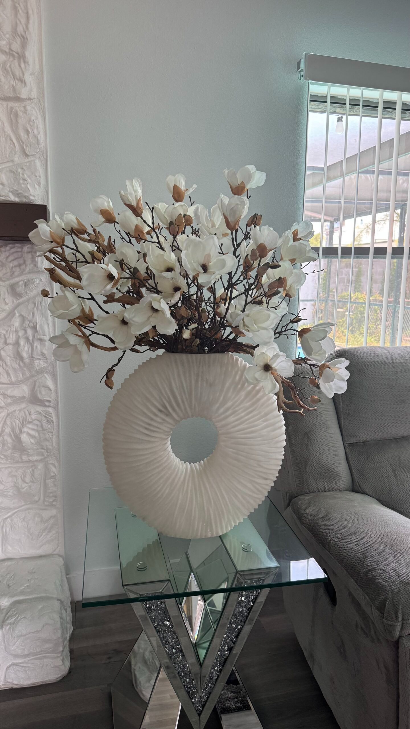 2-teiliges Set aus beigefarbenen Vasen mit Magnolien und Holz