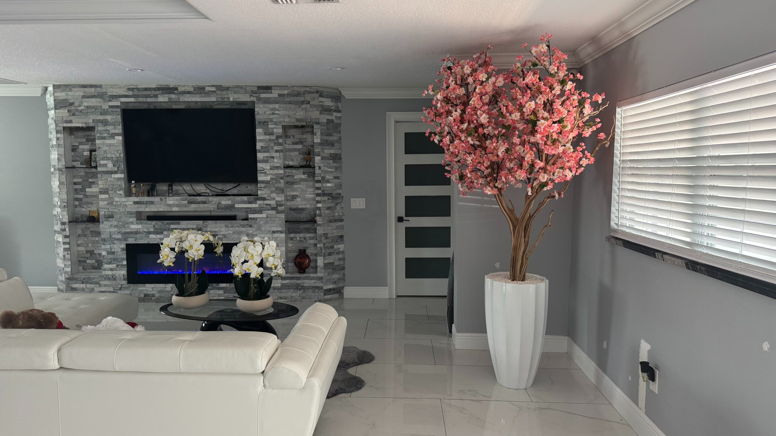 Rosa Kirschblütenbaum in einer weißen abgeschrägten Vase