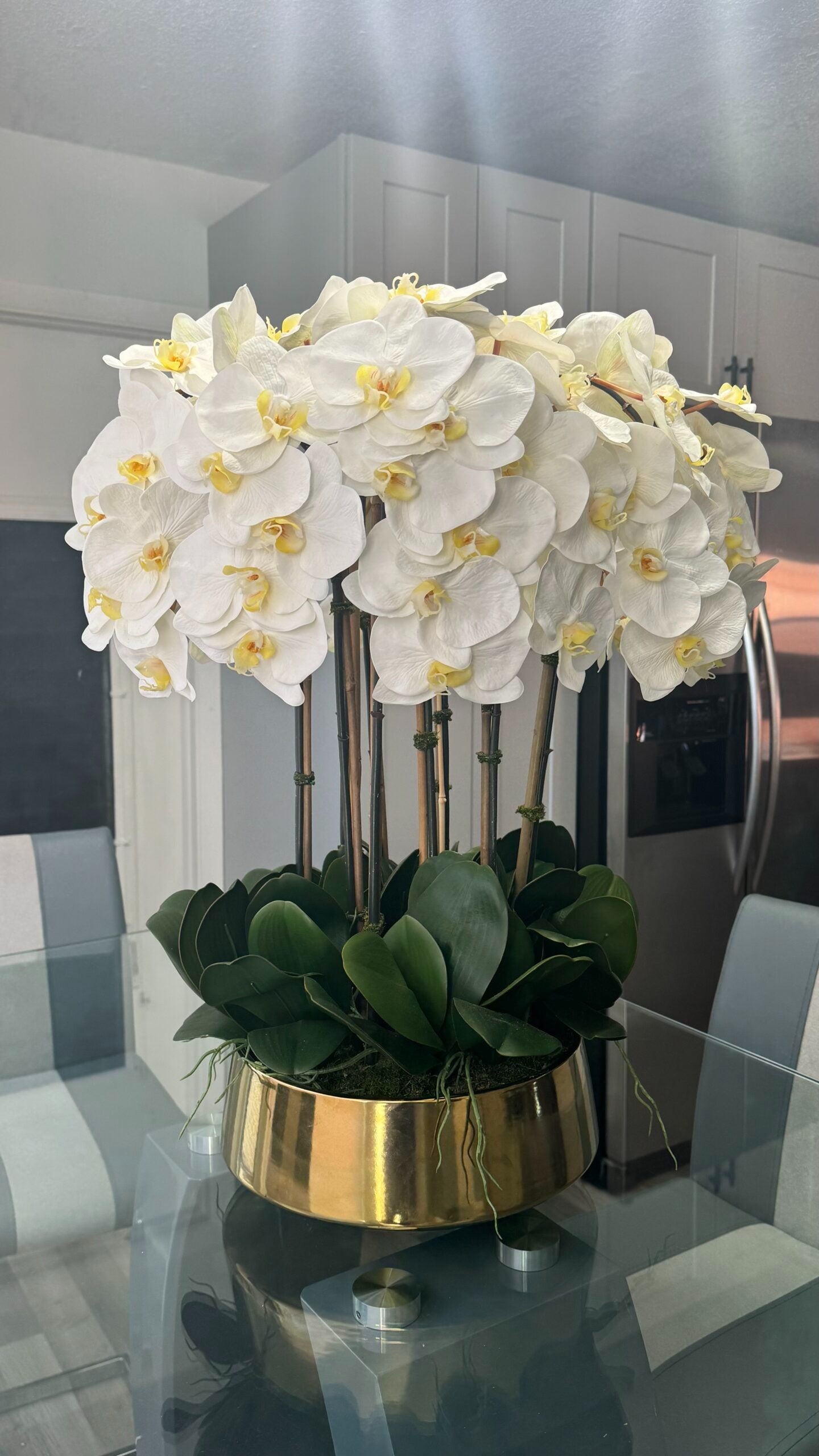 Luxuriöse Dekoration mit weißen Orchideen in einer goldenen Vase