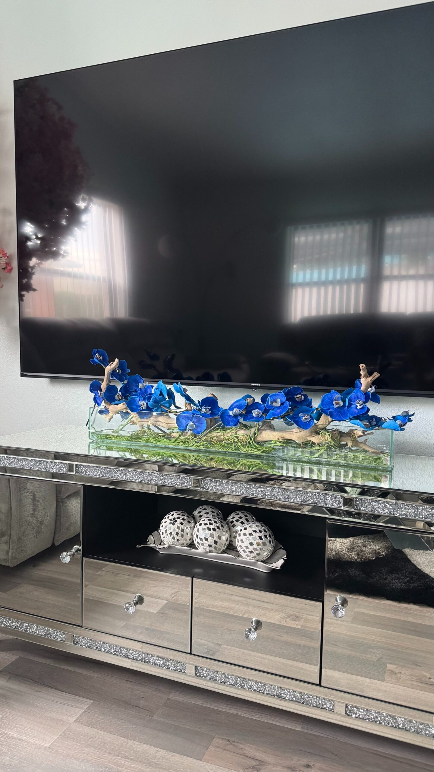Blaues Orchideen-Aquarium mit Naturholz im Glassockel – 91 cm