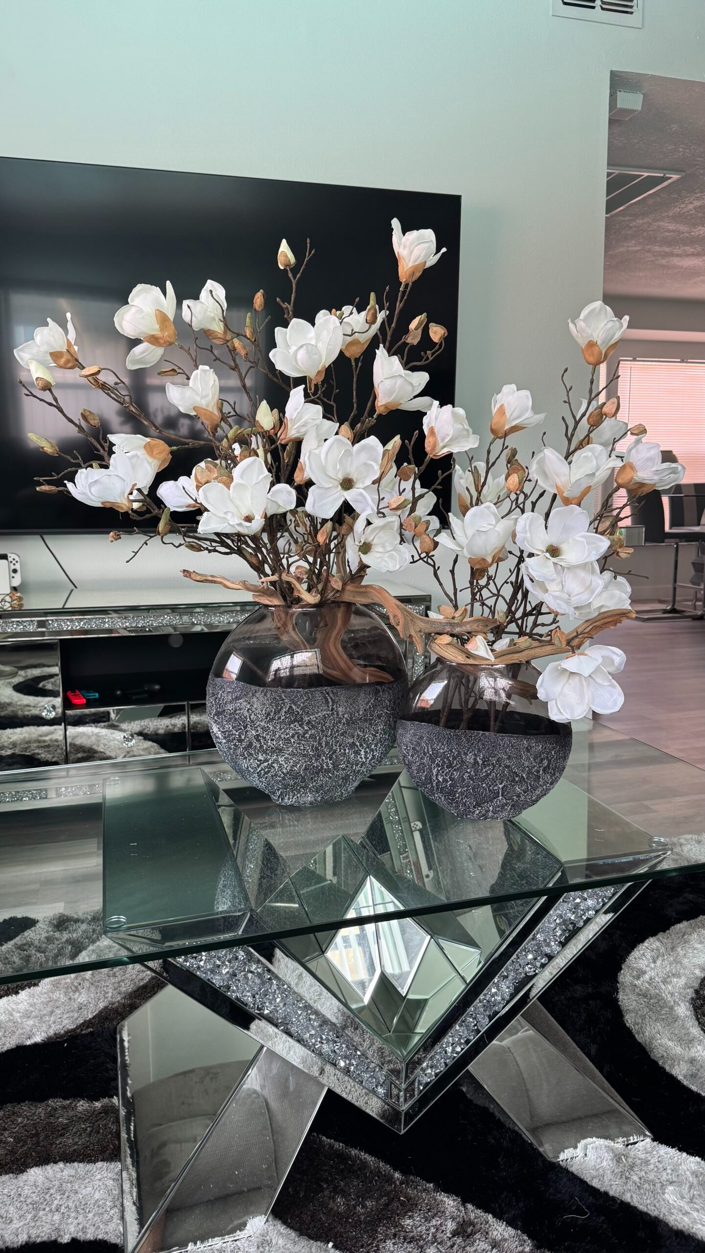 Weißes Magnolien-Arrangement-Set in einer schwarzen ovalen Vase – 2-teilig