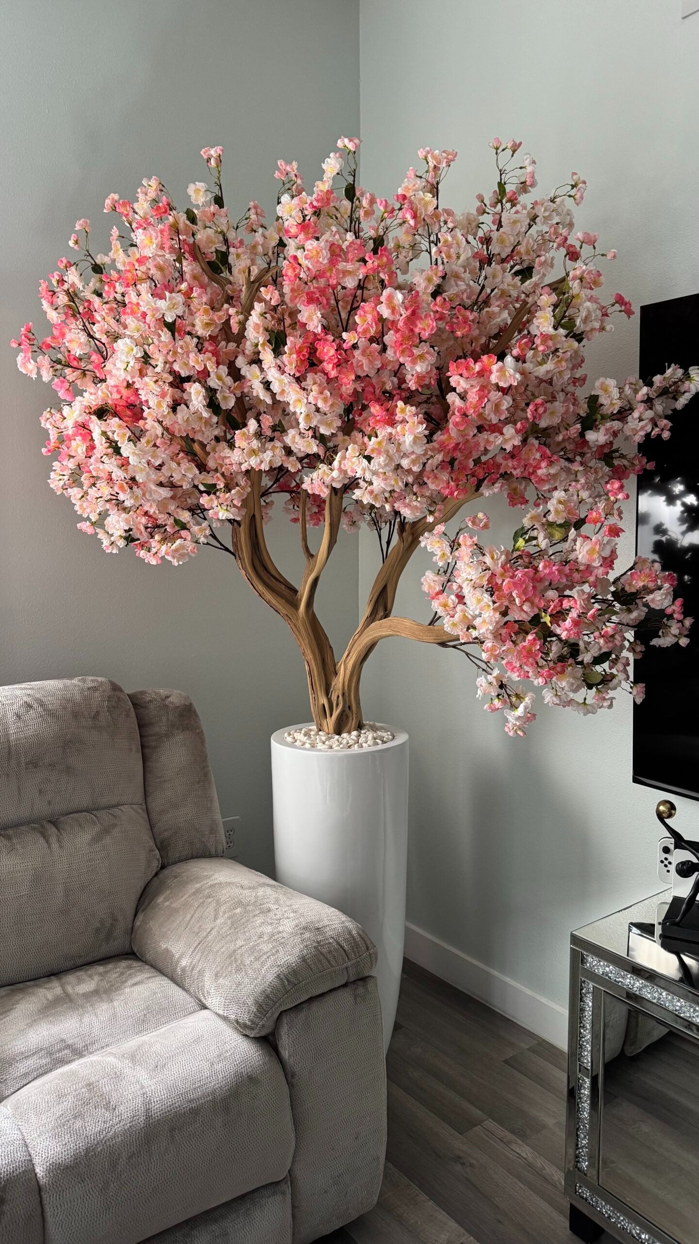 Rosa Kirschblüte in einer hohen weißen Vase