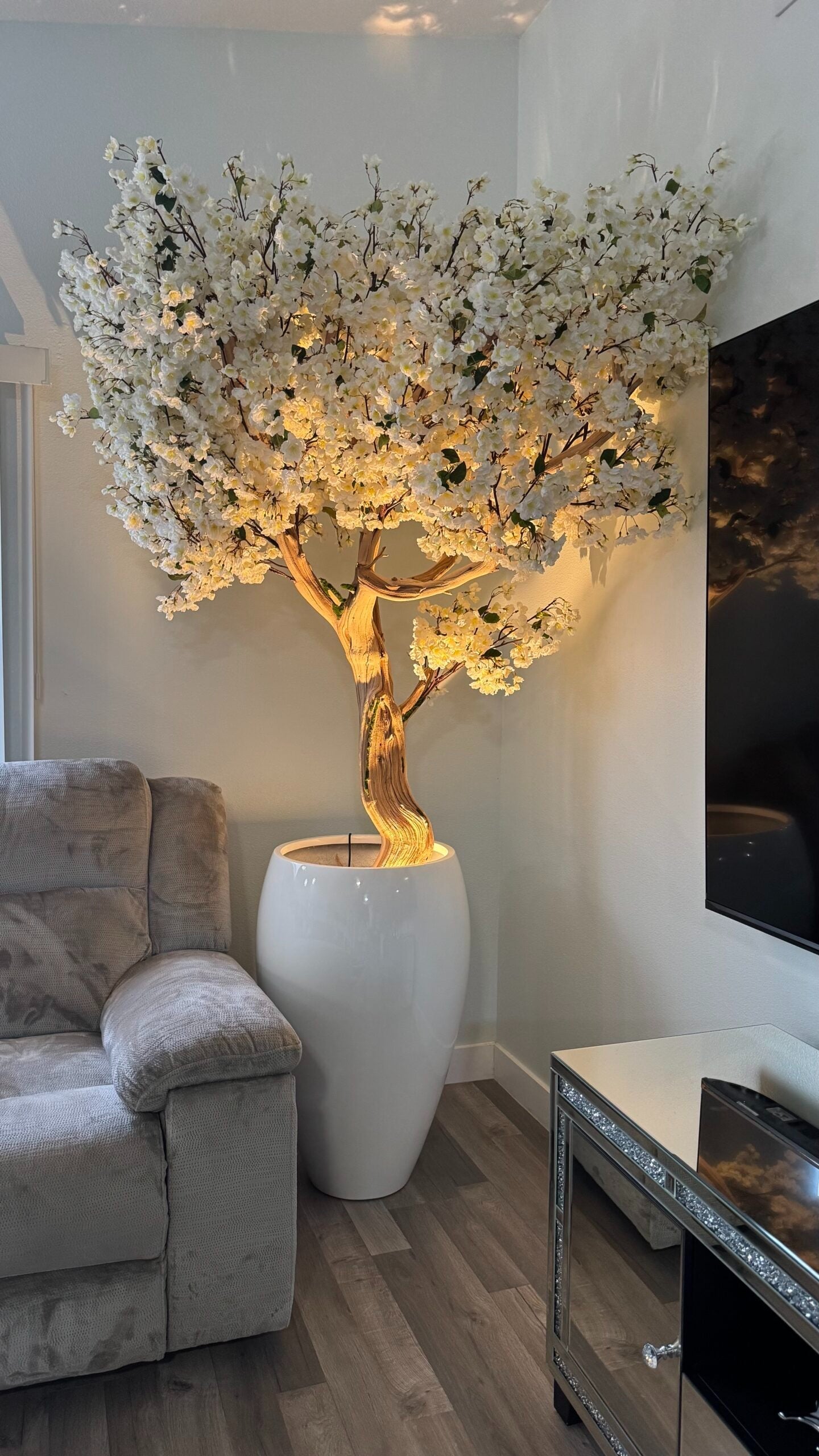 Weiße Kirschblüte „2,13 m“ in einer weißen Vase