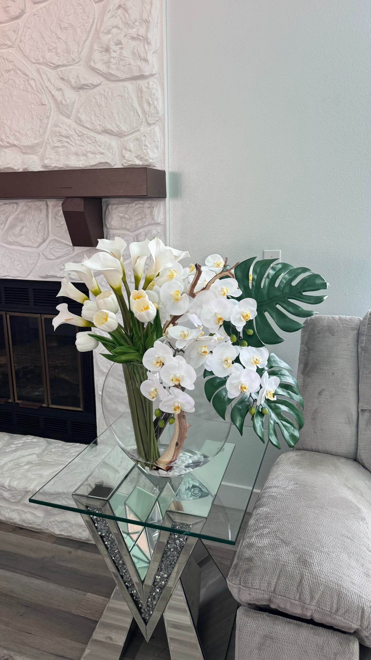 Mondförmige Vase mit gemischten Blumen