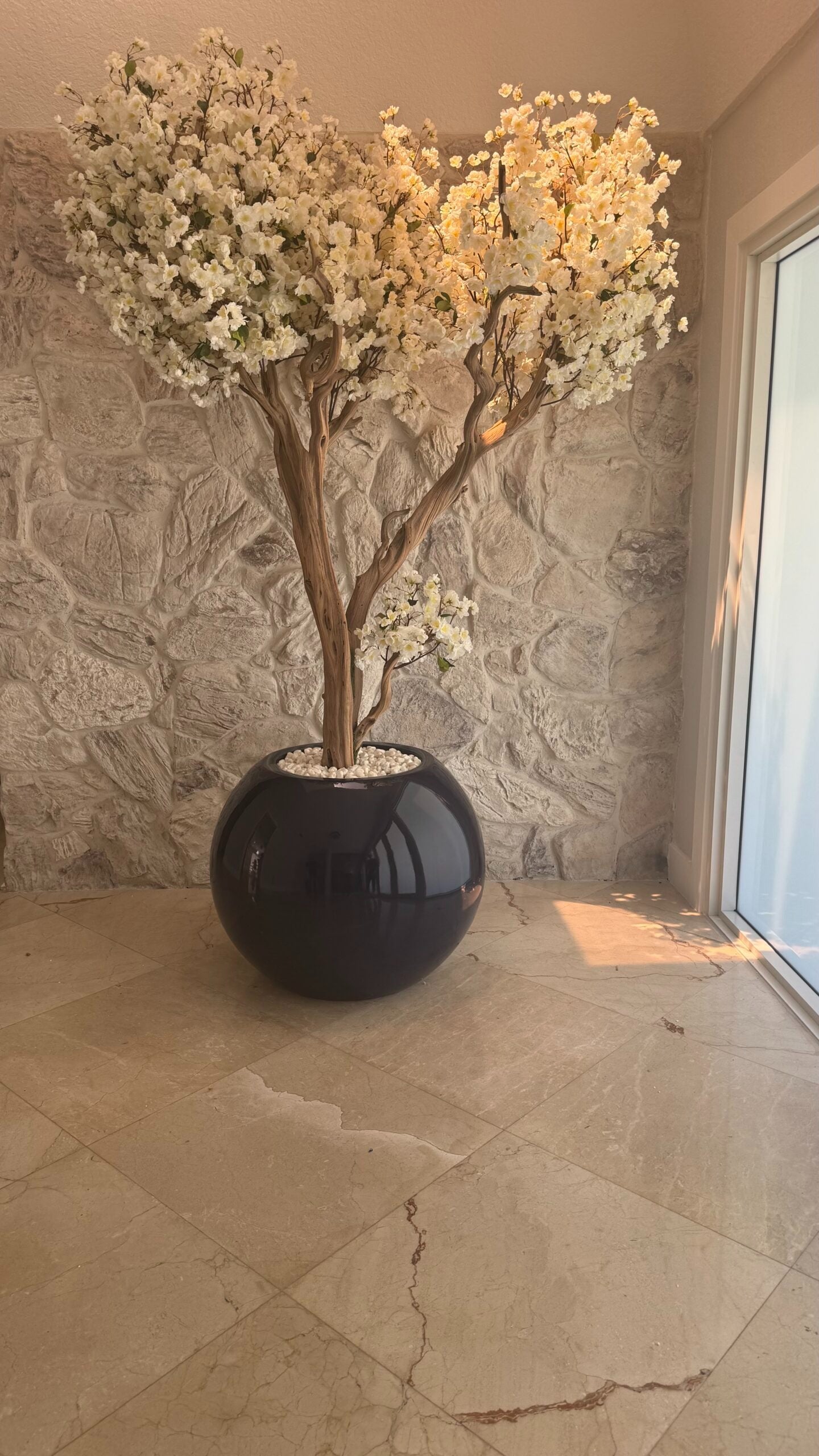 Weißer Kirschblütenbaum in einer dunkelblauen Vase